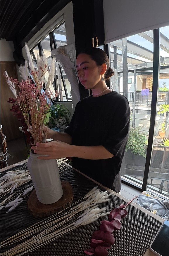 Gaby componiendo a mano una pieza de naturaleza preservada en el atelier